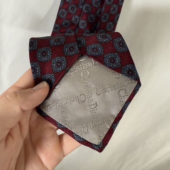 Christian Dior Tie Men's 58" Red Print All Silk Made USA 3.5" Wide - Picture 5 of 5